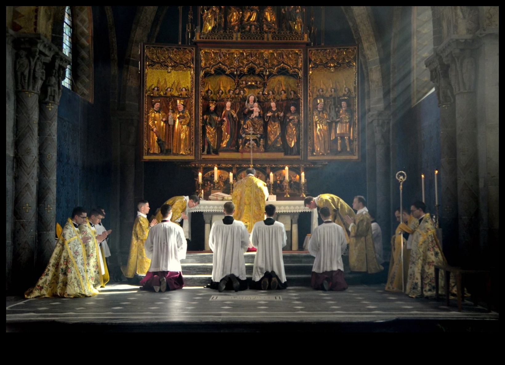 Liturģija un labirinti: mākslinieciskās reprezentācijas gotiskajās reliģiskajās praksēs