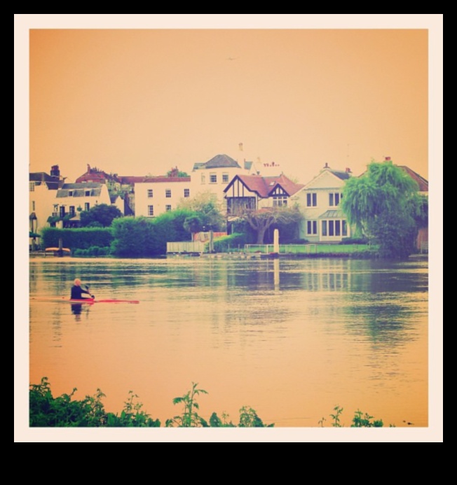 Pilsētas krastmalas: upes krasts, dzīvošana pilsētā