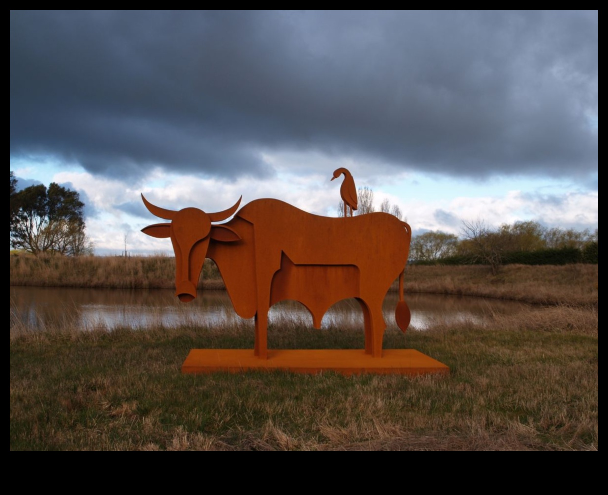 Kā ainavas iedvesmo un ietekmē āra skulptūru dizainu?