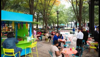 Kā ainavas iedvesmo un ietekmē brīvdabas mākslas tirgu dizainu?