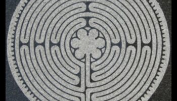 Liturģija un labirinti: mākslinieciskās reprezentācijas gotiskajās reliģiskajās praksēs